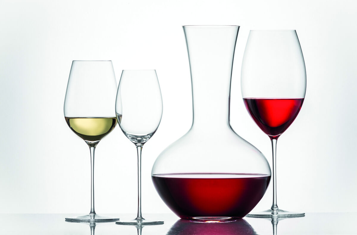 Zweier-Set Rotwein »Enoteca« bestehend aus zwei Weingläsern und einem Dekanter mit Rotwein vor weißem Hintergrund.