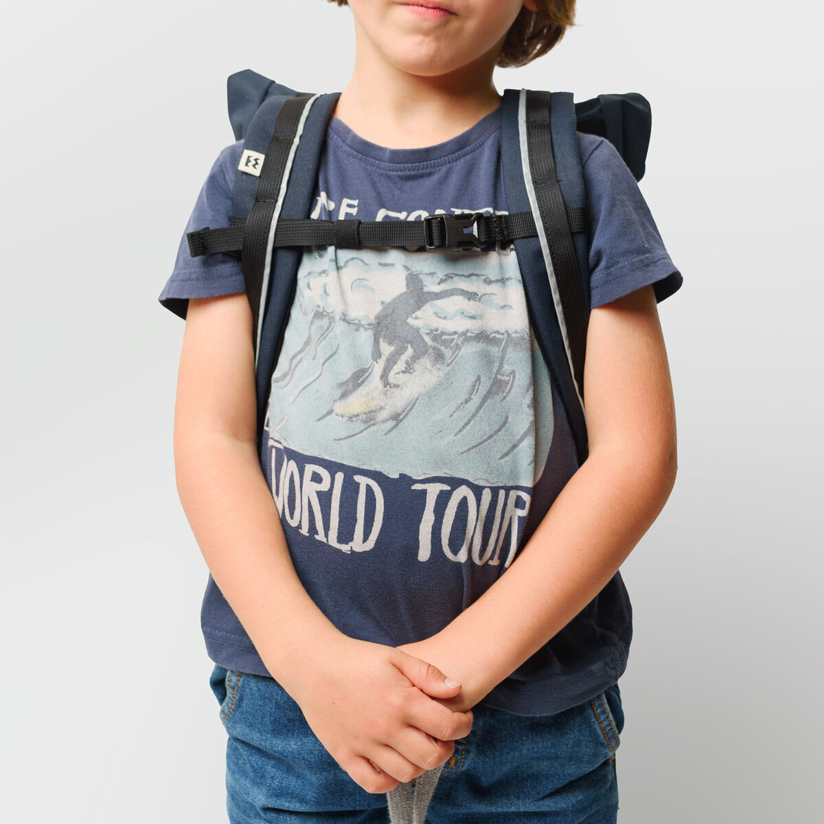 Ein Junge trägt einen blauen Rucksack der Marke »Popoyo«. Der Rucksack sieht ergonomisch und bequem aus.