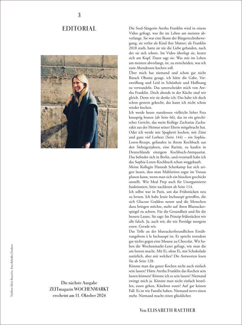 Eine Seite des ZEITmagazin WOCHENMARKT 6/24 mit einem Editorial von Elisabeth Raether. Die Seite umfasst einen Textbereich und ein Foto einer Frau im Freien, die vor einer Wand steht. Der Text enthält Informationen zum Inhalt der Ausgabe. Am unteren Rand der Seite sind das Datum der nächsten Ausgabe und die Veröffentlichung erwähnt.