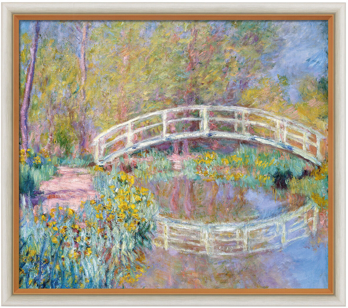 Ein Gemälde von Claude Monet mit dem Titel »Brücke in Monets Garten« zeigt eine weiße Brücke, die über einen Teich führt und von üppiger Vegetation und bunten Blumen umgeben ist. Die Reflexion der Brücke ist im Wasser zu sehen. Die vorherrschenden Farben sind Grün, Blau, Gelb, Rosa und Weiß.