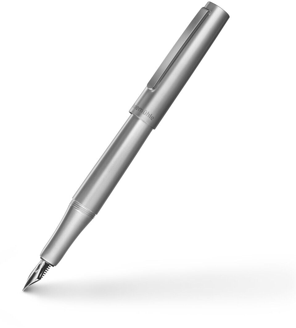 Ein eleganter silberner Füllfederhalter »Bold Edition« vor einem weißen Hintergrund. Der Stift hat eine glänzende Oberfläche und eine feine Spitze, die ihn zu einem hochwertigen Schreibgerät macht.