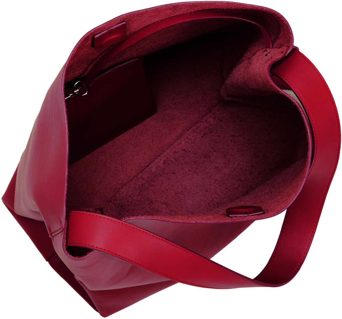 Rote Lederhandtasche mit einem breiten, offenen Hauptfach und verstellbaren Riemen.