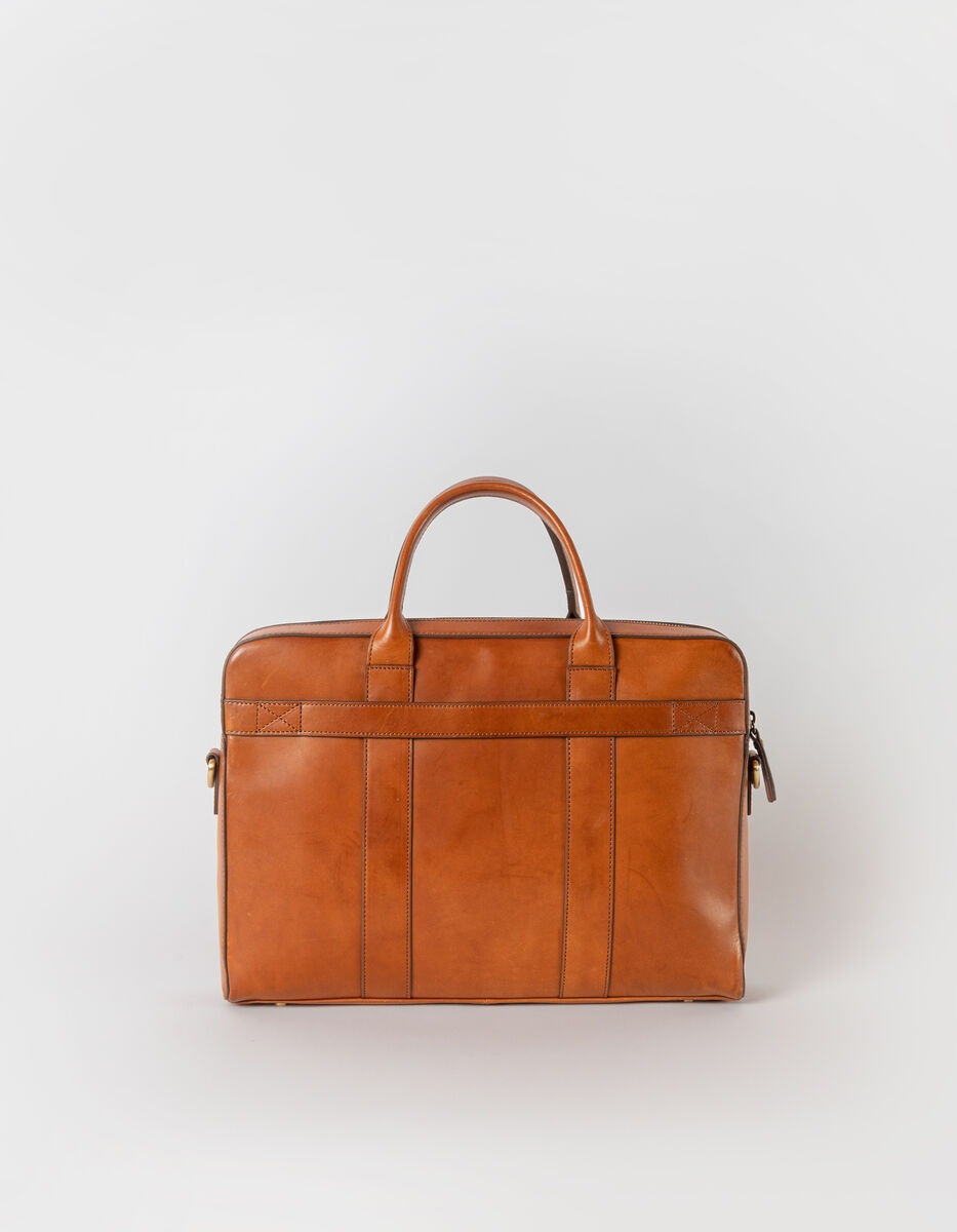 Eine elegante Ledertasche namens Harvey in hellbraun. Die Tasche hat zwei kurze Henkel und ist minimalistisch im Design.
