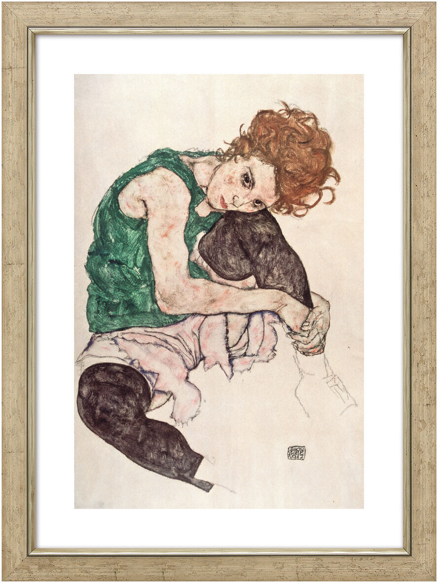 Gemälde von Egon Schiele aus dem Jahr 1917, das eine Frau in grüner Oberbekleidung zeigt, die mit angezogenem Knie sitzt. Fein detaillierte Linien und lebendige Farben dominieren das Bild. Das Kunstwerk befindet sich in einem hellen Rahmen.