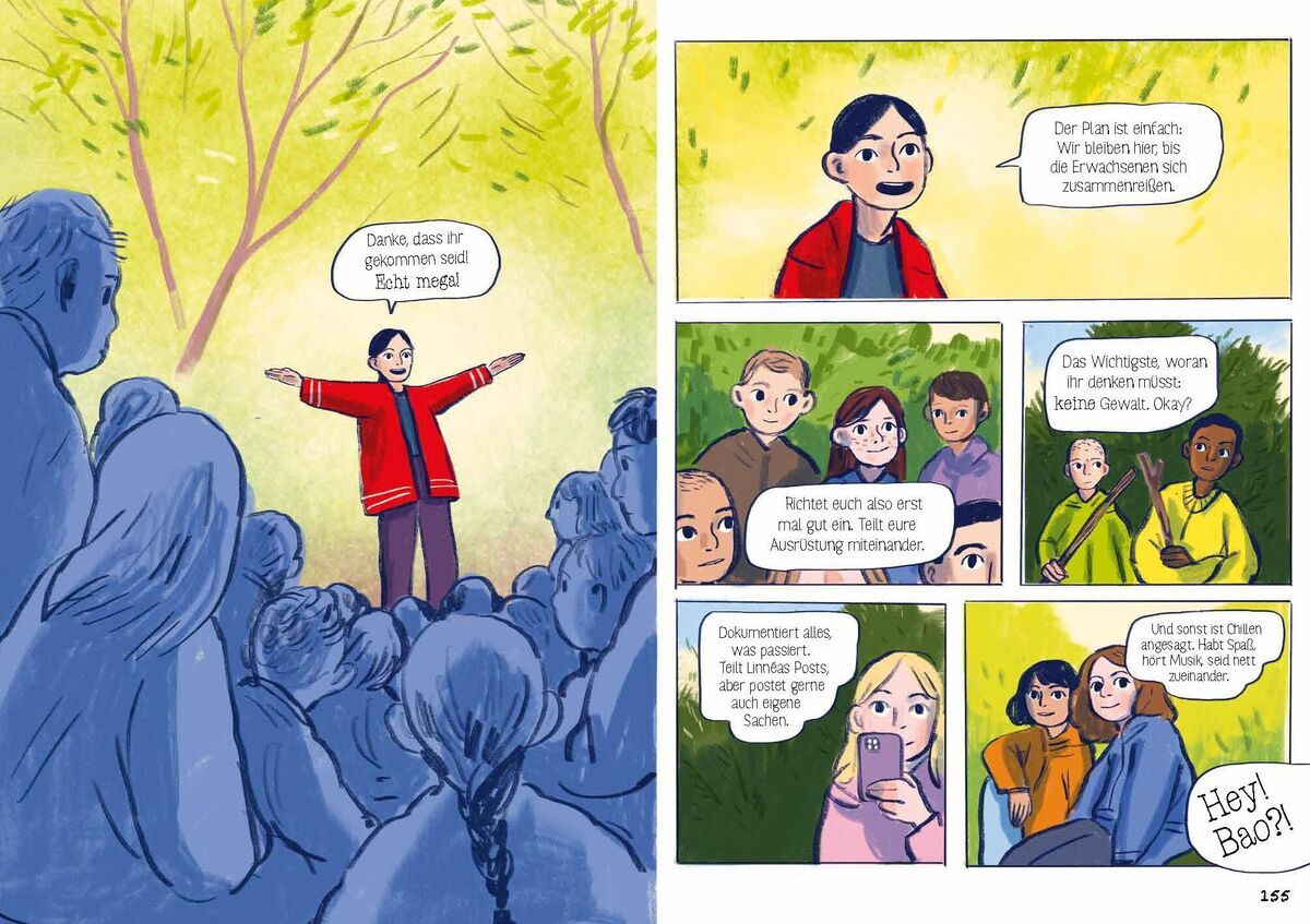 Das Bild zeigt eine Doppelseite aus dem Graphic Novel 'Hände weg von unserem Wald!' von Nora Dåsnes. Auf der linken Seite steht ein Mädchen mit einem roten Pullover vor einer Menschenmenge in einem Wald und spricht zu ihnen. Die rechte Seite zeigt mehrere Comic-Panels mit verschiedenen Kindern, die sich unterhalten und zusammen versammeln. Die Farben sind hauptsächlich grün, blau, gelb, rot, lila und braun.