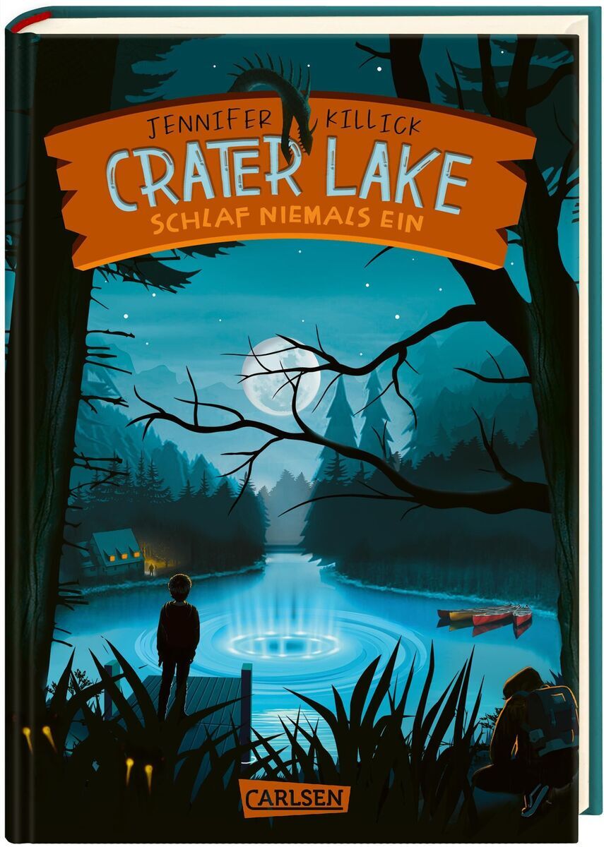 Cover des Buches 'Crater Lake - Schlaf NIEMALS ein' von Jennifer Killick, veröffentlicht vom Carlsen Verlag. Das Cover zeigt einen nächtlichen See umgeben von einem Wald. Im Vordergrund stehen zwei menschliche Silhouetten am Ufer. Der See und der Himmel sind in Blautönen gehalten, während der Titel in einem orangen Banner dargestellt wird.