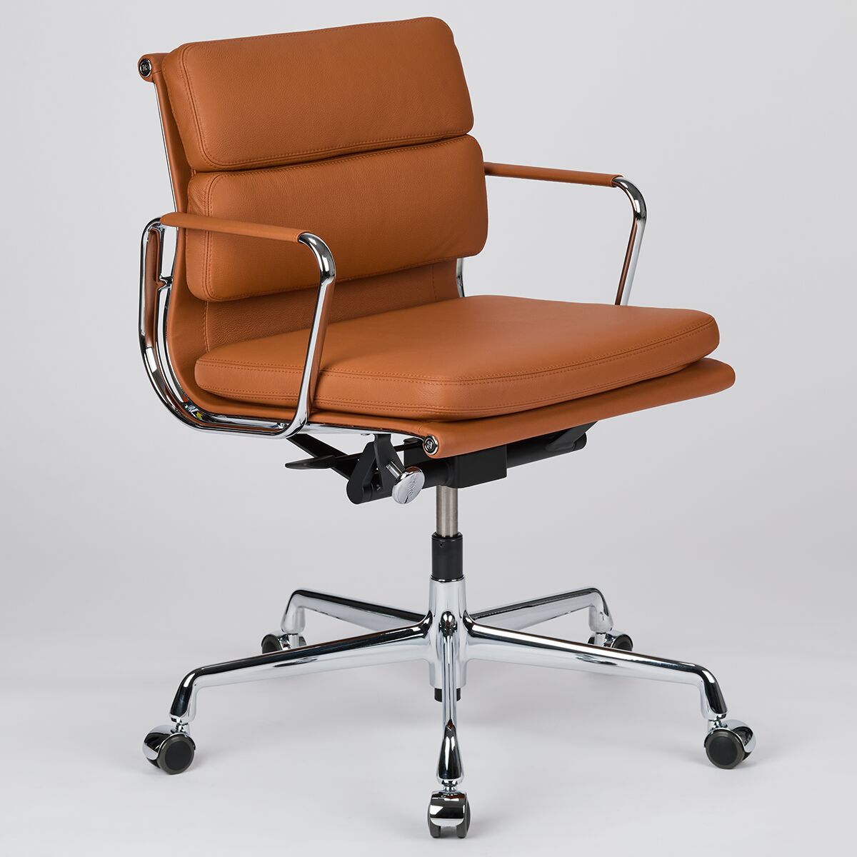 Bürostuhl ZEIT-Sonderedition Vitra Soft Pad EA217 in braunem Leder mit verchromtem Gestell, stilvoll und komfortabel.
