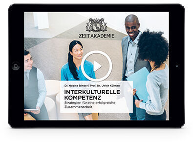 Tablet mit einem interkulturellen Kompetenz-Seminar, präsentiert von Dr. Nadine Binder und Prof. Dr. Ulrich Kühnen, hergestellt von der Zeit Akademie. Das Seminar handelt von Strategien für eine erfolgreiche Zusammenarbeit, dargestellt durch ein Gruppenfoto von vier Menschen in einem Besprechungsraum.