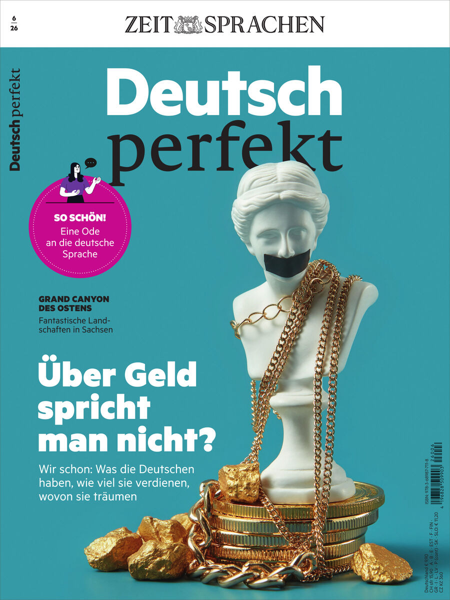 Titelbild des Magazins „Deutsch perfekt“ von Spotlight Verlag. Im Mittelpunkt steht eine weiße antike Büste mit goldenen Ketten und Goldbarren davor. Darüber stehen prominent die Titelthemen zur deutschen Sprache, Geld und Kultur auf türkisem Hintergrund.