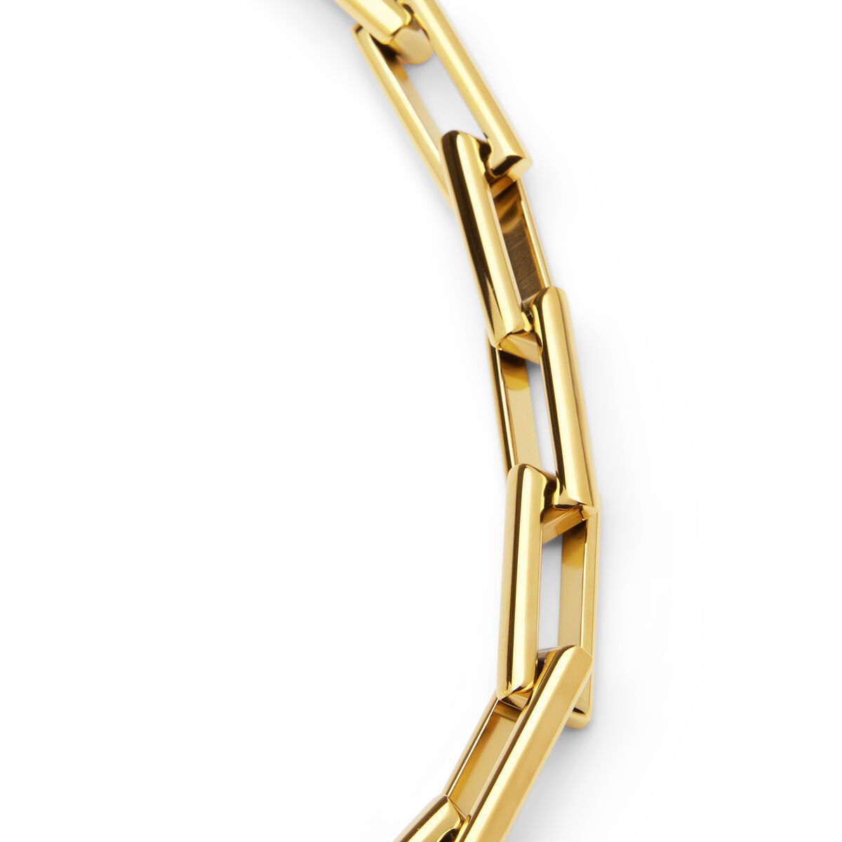 Detailaufnahme eines goldfarbenen Colliers mit rechteckigen, länglichen Gliedern auf weißem Hintergrund. Das Schmuckstück wirkt modern und elegant, ideal als Accessoire für festliche Anlässe oder als Geschenk.