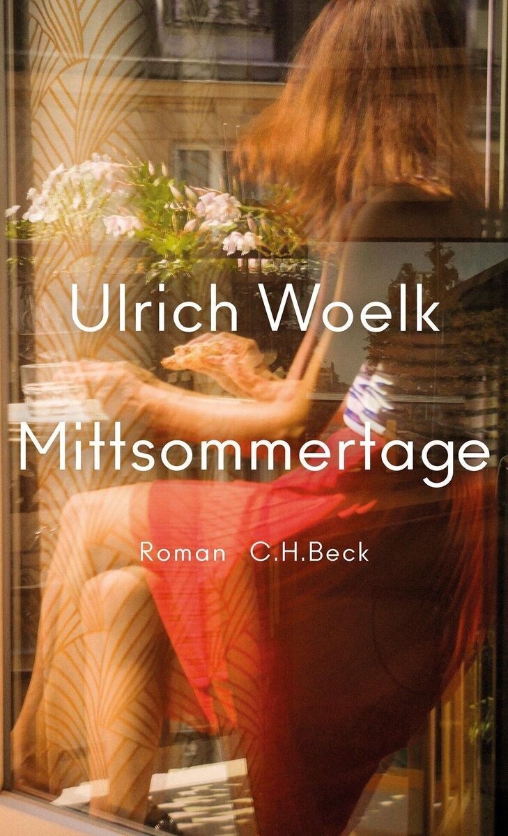 Buchcover des Romans 'Mittsommertage' von Ulrich Woelk, veröffentlicht von C.H.Beck. Eine Frau in Sommerkleidung sitzt in einem Raum mit Blumen und hell beleuchteten Wänden. Der Titel und die Autoreninformationen sind in weißer Schrift abgebildet.