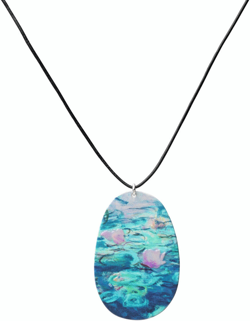 Ein Collier mit einem ovalen Anhänger, der ein Design nach Monets Gemälde »Les Nymphéas« zeigt. Der Anhänger ist an einem schwarzen Band befestigt und weist Farben wie Blau, Grün und Lila auf.