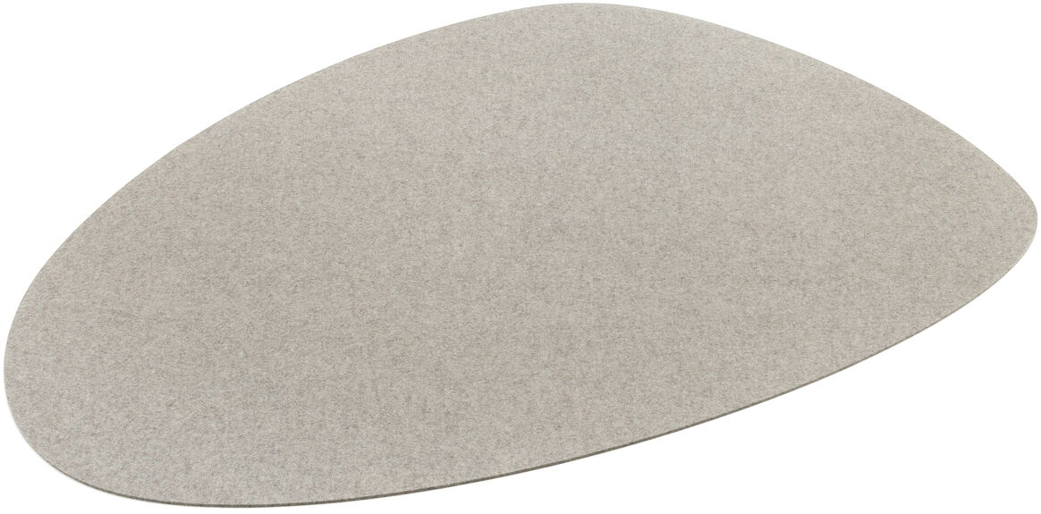 Ein moderner, grauer Teppich in einer organischen, ovalen Form. Der Teppich hat eine weiche, glatte Oberfläche, ideal für das Wohnzimmer oder Schlafzimmer.