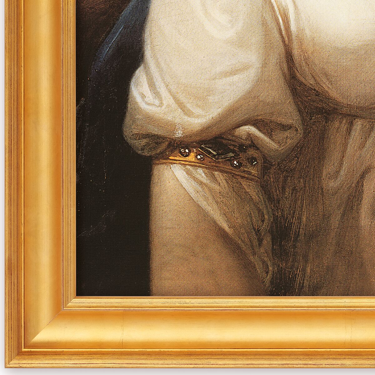 Detailaufnahme eines historischen Gemäldes: Der Bildausschnitt zeigt einen Teil eines Arms in leicht aufgebauschter, weißer Kleidung mit goldverziertem Gürtel und einem goldfarbenen Bilderrahmen. Das Gemälde wirkt edel und klassisch.