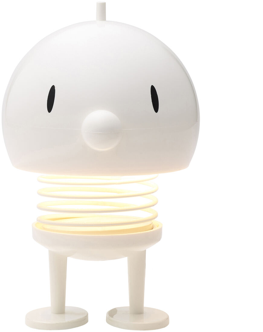 Hoptimist LED Lampe in Weiß mit rundem Kopf und minimalistischem Design. Die Lampe hat eine federartige Struktur in der Mitte, die im beleuchteten Zustand gelblich schimmert. Geeignet für verschiedene Wohnbereiche und als dekoratives Element.