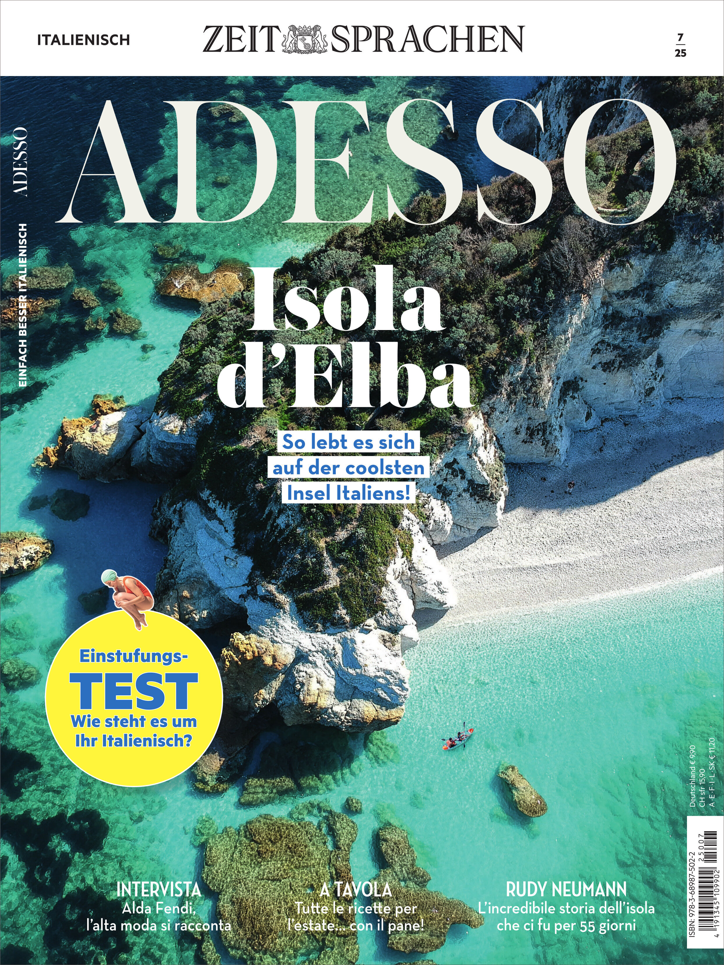 Cover des Adesso Magazins 7/2025 mit einer Luftaufnahme der Insel Elba. Das Bild zeigt türkisfarbenes Wasser, weiße Strände und grüne Vegetation. Der Titel 'Isola d'Elba' ist prominent aufgedruckt.
