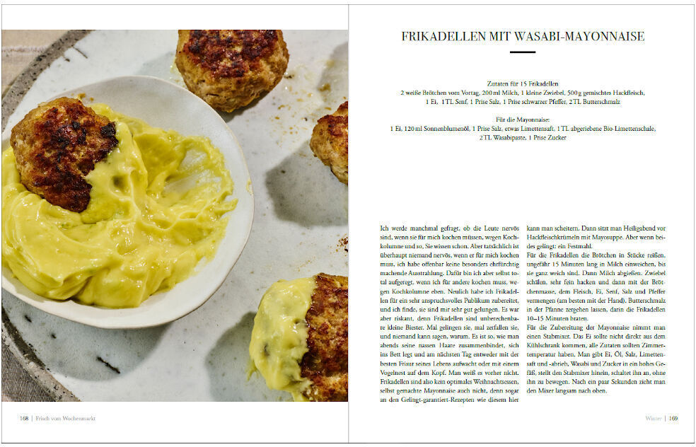 Aufgeschlagenes Kochbuch »Frisch vom Wochenmarkt« zeigt Rezept für Frikadellen mit Wasabi-Mayonnaise. Links ein Teller mit Frikadellen und Mayonnaise, rechts Text und Zubereitungsschritte.