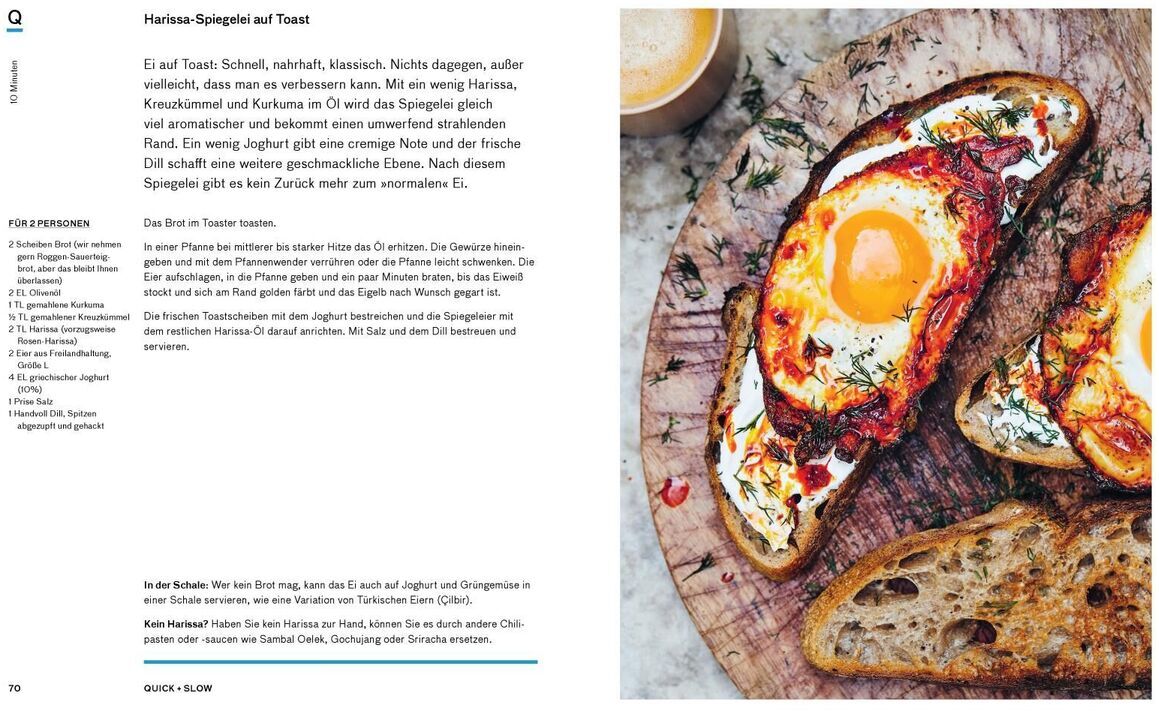 Das Bild zeigt eine Doppelseite des Buches 'Die grüne Küche - Quick + Slow'. Links ist ein Rezepttext für Harissa-Spiegeleier und Toast, während rechts ein ansprechendes Bild des beschriebenen Gerichts auf einem Holztisch zu sehen ist. Das Gericht umfasst Spiegelei auf gebratenem Brot mit Harissasoße und ist mit Kräutern und Gewürzen garniert.