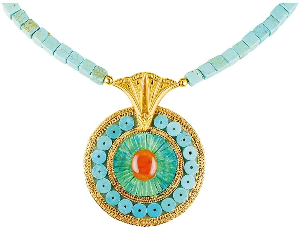 Türkis- und goldfarbenes Collier mit Lotusblütenmotiv und orangefarbenem Mittelstein, entworfen von Petra Waszak.