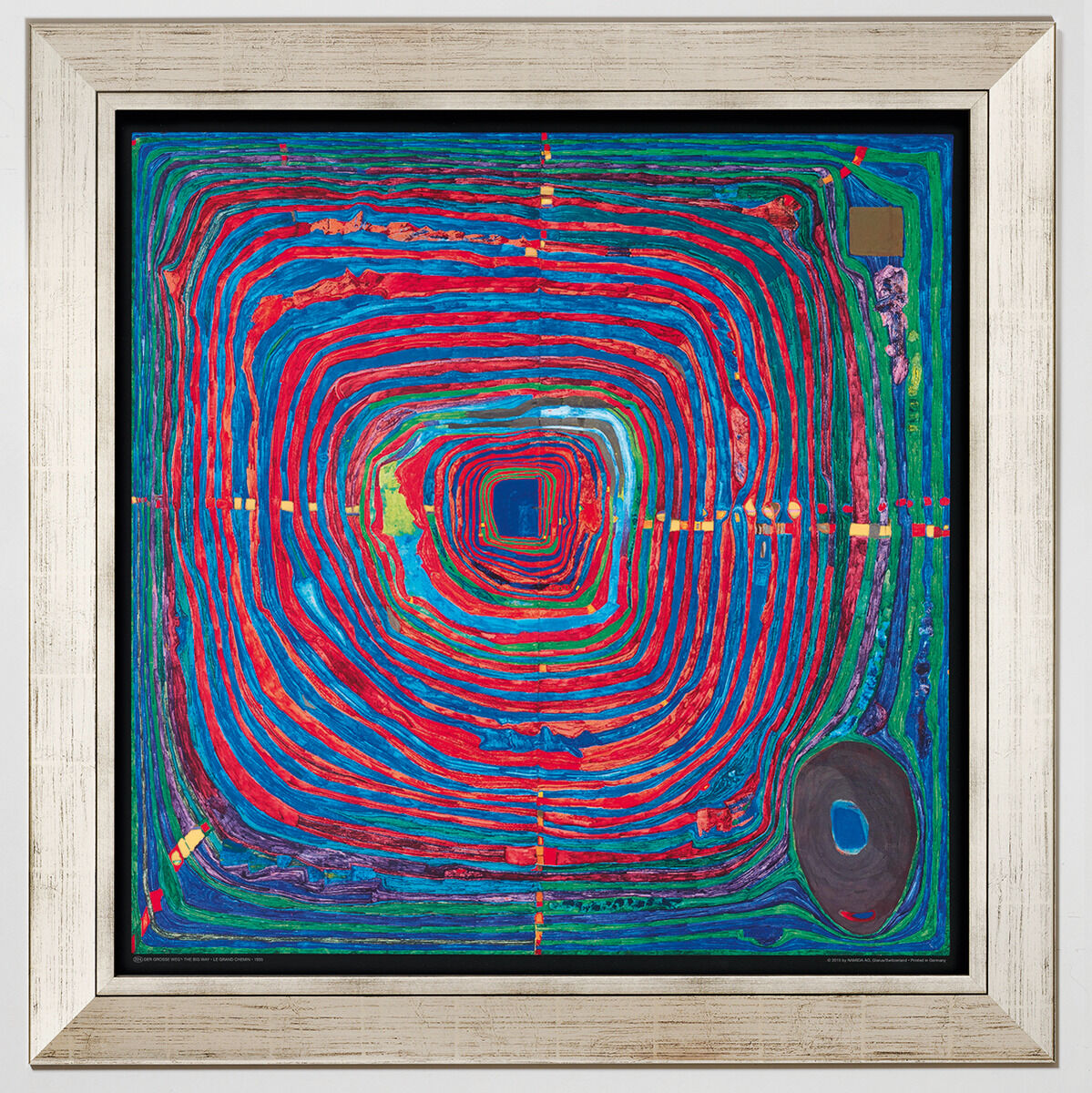 Ein abstraktes Kunstwerk von Friedensreich Hundertwasser aus dem Jahr 1955, betitelt »(224) Der große Weg«. Es zeigt eine zentrale Spirale in aufeinanderfolgenden Schichten von Rot, Blau und Grüntönen, umrahmt von einem großen schwarzen Rand und einem äußeren Rahmen in Silber. Das Gesamtdesign ist lebendig und farbenfroh, mit verschiedenen geometrischen Formen und optischen Effekten.