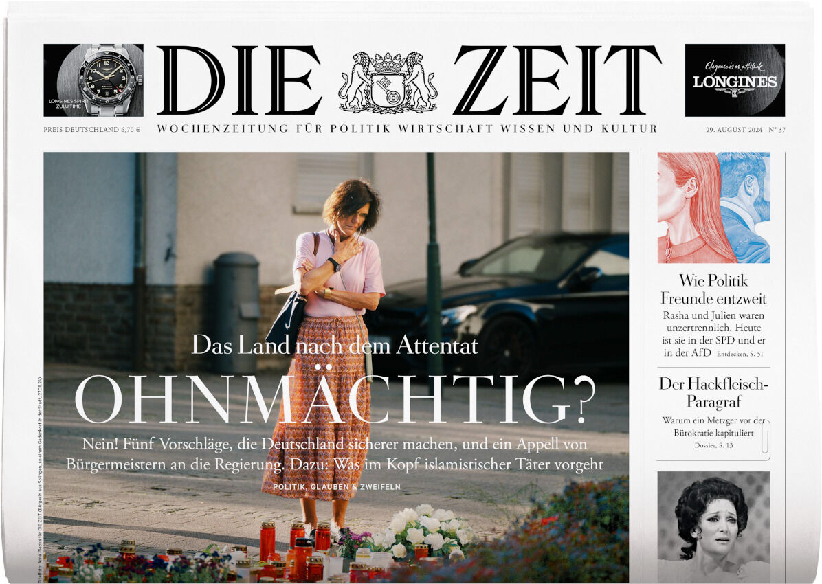 Titelblatt der DIE ZEIT Zeitung 37/2024 zeigt eine Frau an einem Ort des Gedenkens nach einem Attentat. Kerzen und Blumen sind vor der Frau sichtbar. Überschrift lautet: 'Das Land nach dem Attentat - OHNMÄCHTIG?'. Weitere Artikel auf dem Titelblatt behandeln politische Themen.