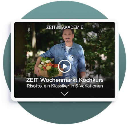 Ein Mann steht mit einer Kiste voller frischer Gemüse vor einer waldreichen Kulisse. Der Bildschirm zeigt einen Online-Kochkurs der ZEIT Akademie mit dem Titel: 'ZEIT Wochenmarkt Kochkurs - Risotto, ein Klassiker in 6 Variationen'.