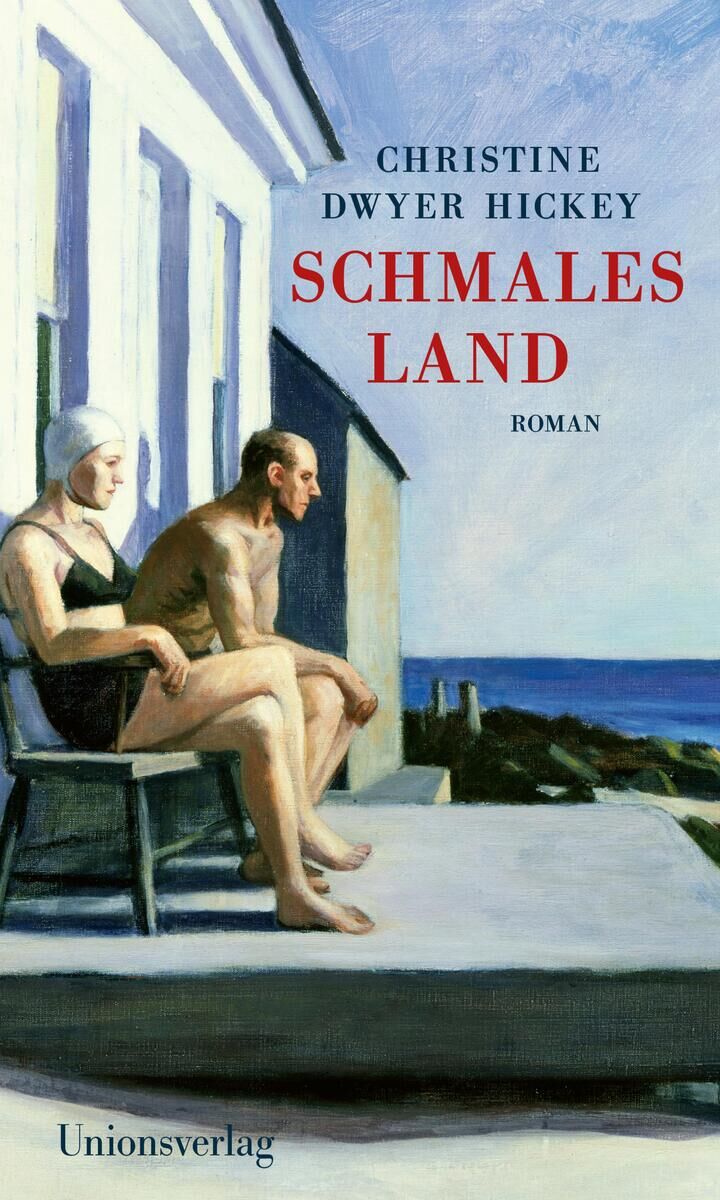 Das Buchcover von 'Schmales Land' von Christine Dwyer Hickey zeigt ein Paar, das auf Stühlen im Freien vor einem weißen Gebäude sitzt und auf das Meer schaut. Im Hintergrund kann man ein blaues Meer und einen hellen Himmel sehen. Der Titel und der Name der Autorin sind in roter und schwarzer Schrift oben auf dem Cover platziert.
