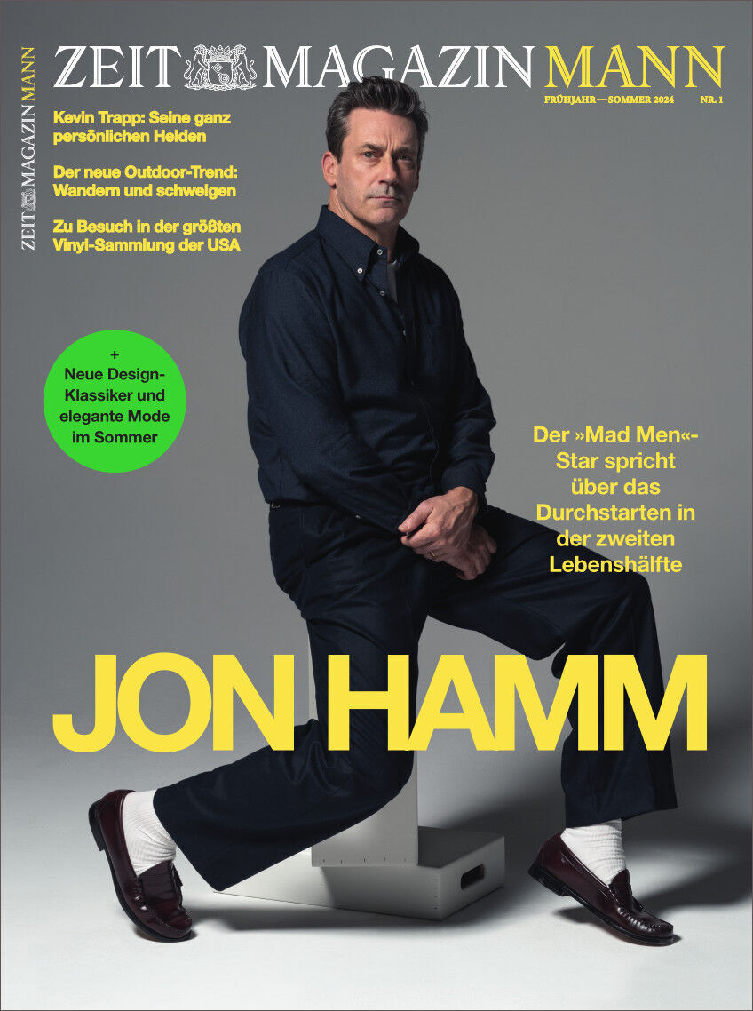 Das Cover der Ausgabe 1/24 des ZEITmagazin MANN zeigt Jon Hamm in blauer Kleidung. Der Titel und verschiedene Beschriftungen sind in Gelb und Weiß gehalten.