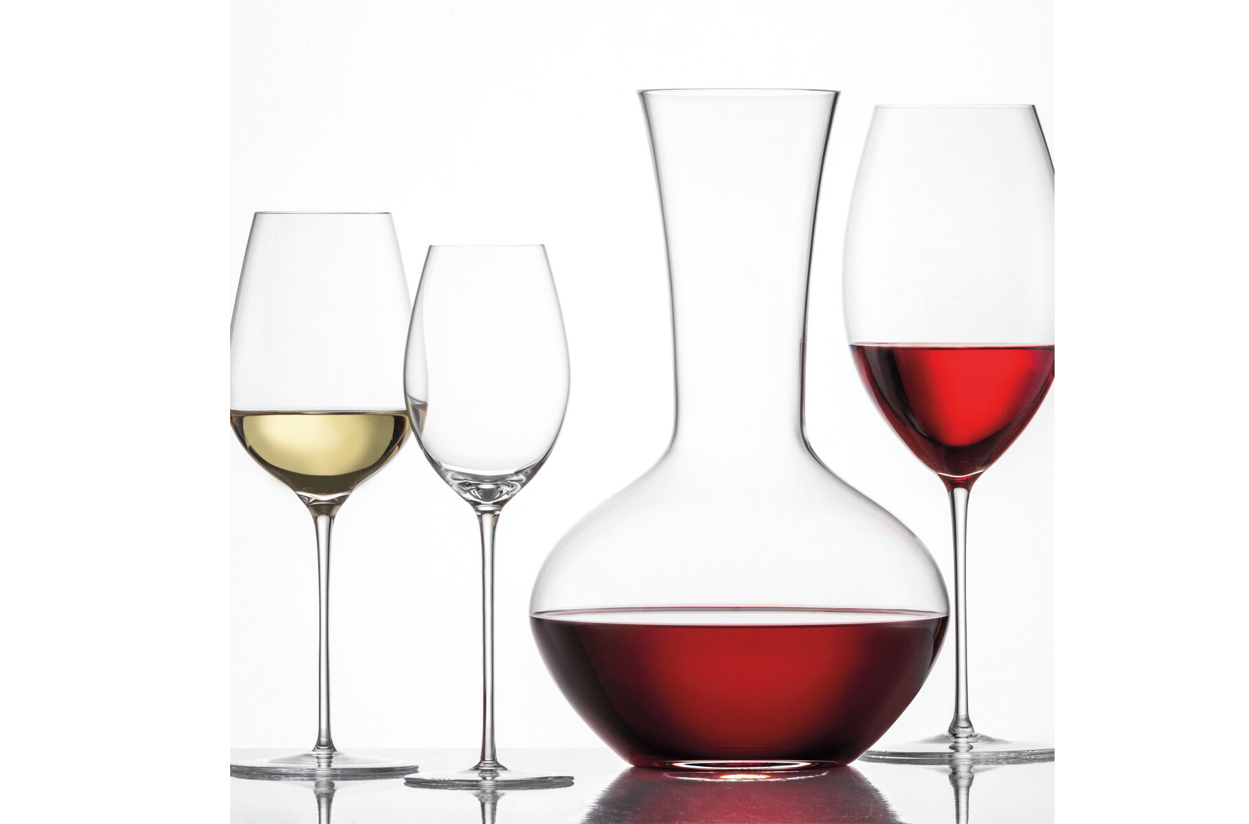 Zweier-Set Rotwein »Enoteca« bestehend aus zwei Weingläsern und einem Dekanter mit Rotwein vor weißem Hintergrund.