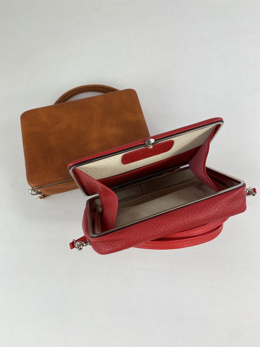 Hochwertige Handtasche ZEIT-Tasche »Jacky« aus Leder in Rot und Braun mit zwei separaten Fächern auf weißem Hintergrund.