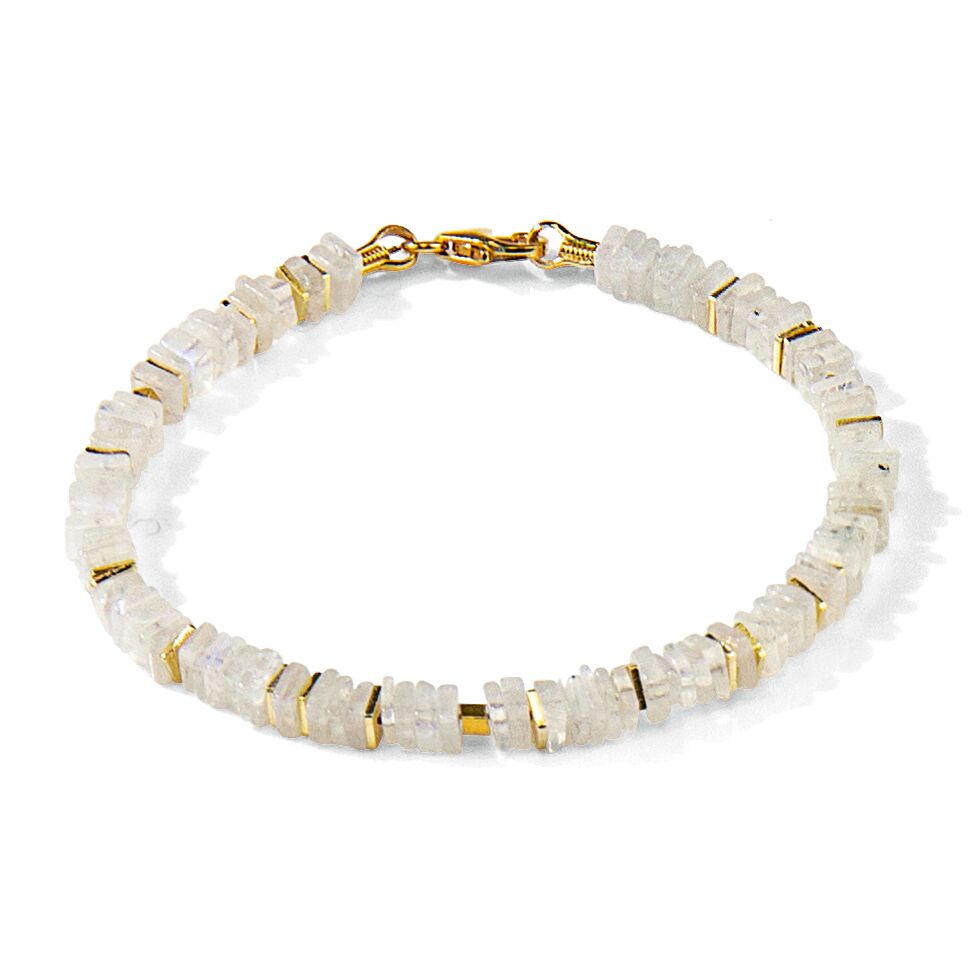 Abgebildet ist das Armband »Sophie«, bestehend aus eckigen weißen Mondsteinperlen, durchsetzt mit kleinen goldfarbenen Zwischenelementen. Die Steine sind auf einem dünnen Band aufgereiht, das Armband besitzt einen goldfarbenen Verschluss. Das Design wirkt modern und elegant. Das Armband liegt kreisförmig vor weißem Hintergrund.