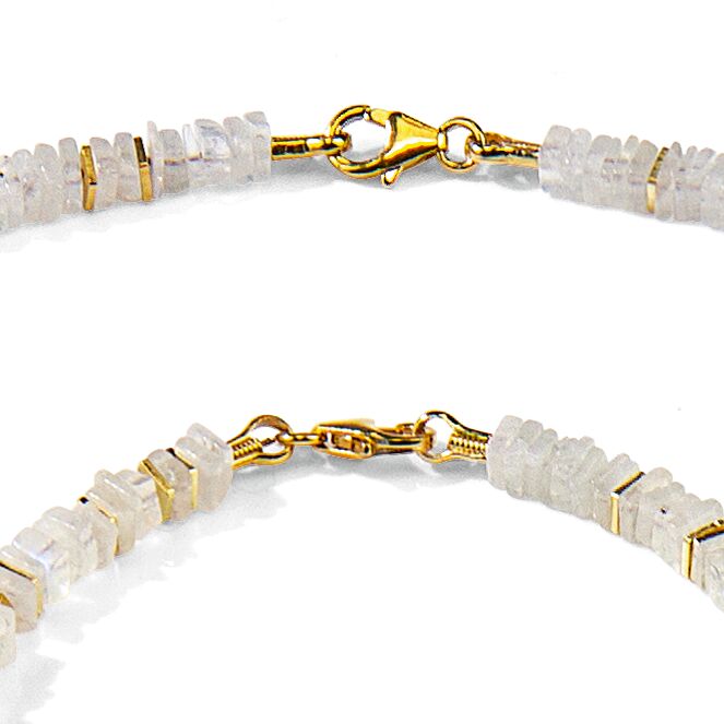 Das Bild zeigt das Armband »Sophie«, bestehend aus weißen Steinperlen, die durch goldfarbene Zwischenteile abgesetzt sind. Das Armband hat einen goldfarbenen Verschluss und ein elegantes, minimalistisches Design.