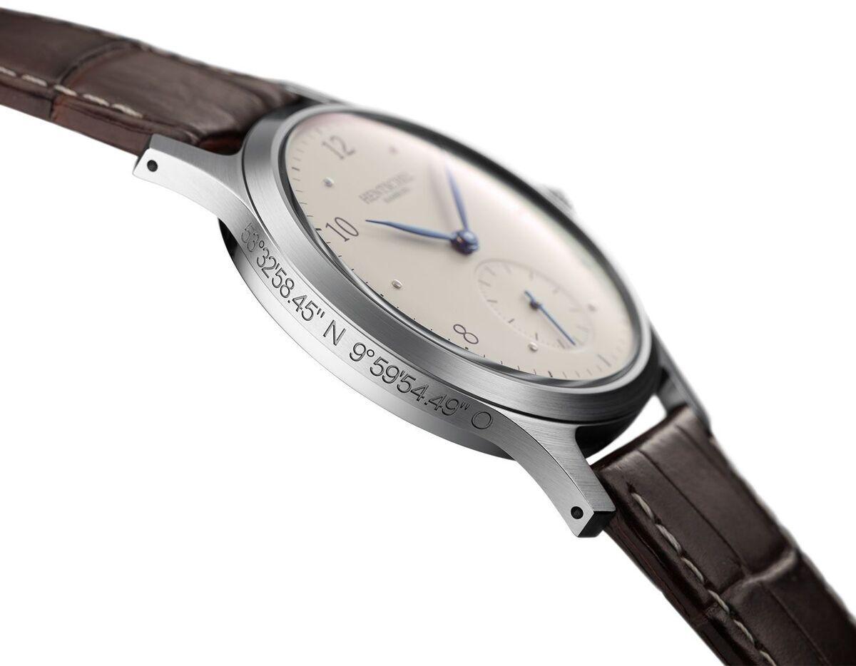 Eine elegante Armbanduhr, die als ZEIT-Chronometer »H2 Hamburg« bezeichnet wird. Die Uhr hat ein Edelstahlgehäuse, ein weißes Zifferblatt und blaue Zeiger. Das lederne Armband ist braun. Geeignet für formelle und geschäftliche Anlässe.