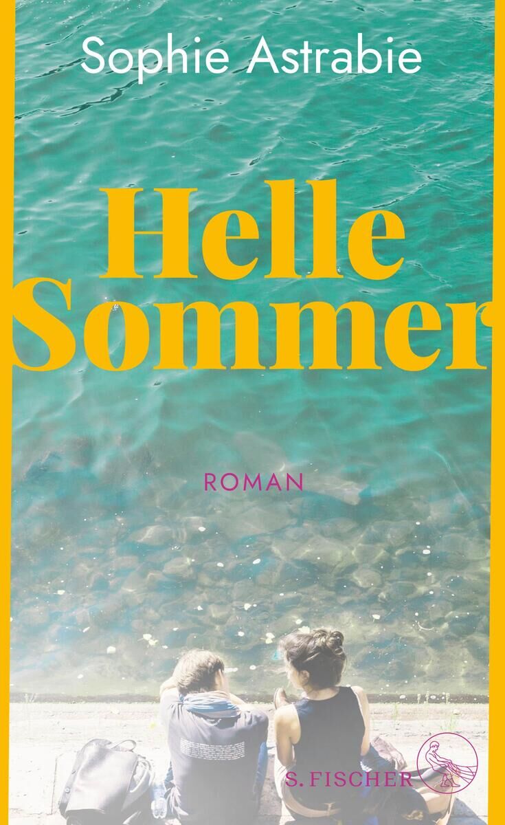 Das Buchcover von 'Helle Sommer' von Sophie Astrabie zeigt zwei Personen am Rand eines klaren, grünen Gewässers sitzend. Der Titel ist in großen gelben Buchstaben geschrieben, während der Name der Autorin oben in weißer Schrift steht. Im Hintergrund sind Wellen und Felsen im Wasser zu sehen, die sommerliche Atmosphäre vermitteln.