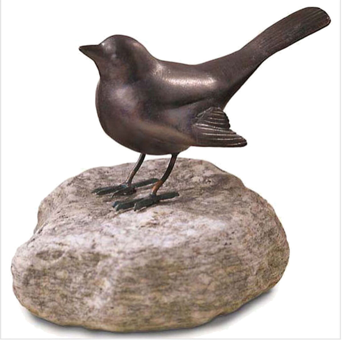 Gartenskulptur einer Amsel auf einem Steinsockel aus Metall, in natürlichen Rostfarben gestaltet.