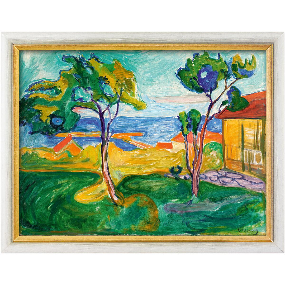 Reproduktion des Gemäldes "Der Garten in Asgardstrand" von Edvard Munch (1904-05), leuchtende Farbtöne in Grün, Blau, Gelb und Orange, zwei expressive Bäume vor Haus und Meer, dynamische Pinselstriche, in weiß-goldenem Massivholzrahmen gefasst.