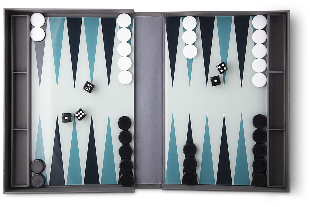 Ein geöffnetes Backgammon-Spielbrett mit schwarzen und weißen Spielsteinen und Würfeln. Das Spielbrett hat abwechselnd schwarze und blaue Dreiecke auf hellem Hintergrund.