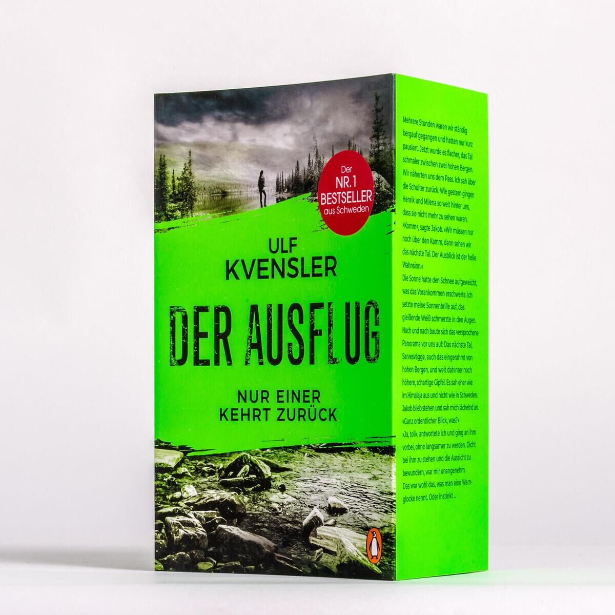 Das Buch 'Ausflug - Nur einer kehrt zurück' von Ulf Kvensler hat ein auffälliges Cover in Grün und Schwarz. Es zeigt eine düstere Waldszene im Hintergrund und hebt den Titel sowie den Autorennamen prominent hervor.