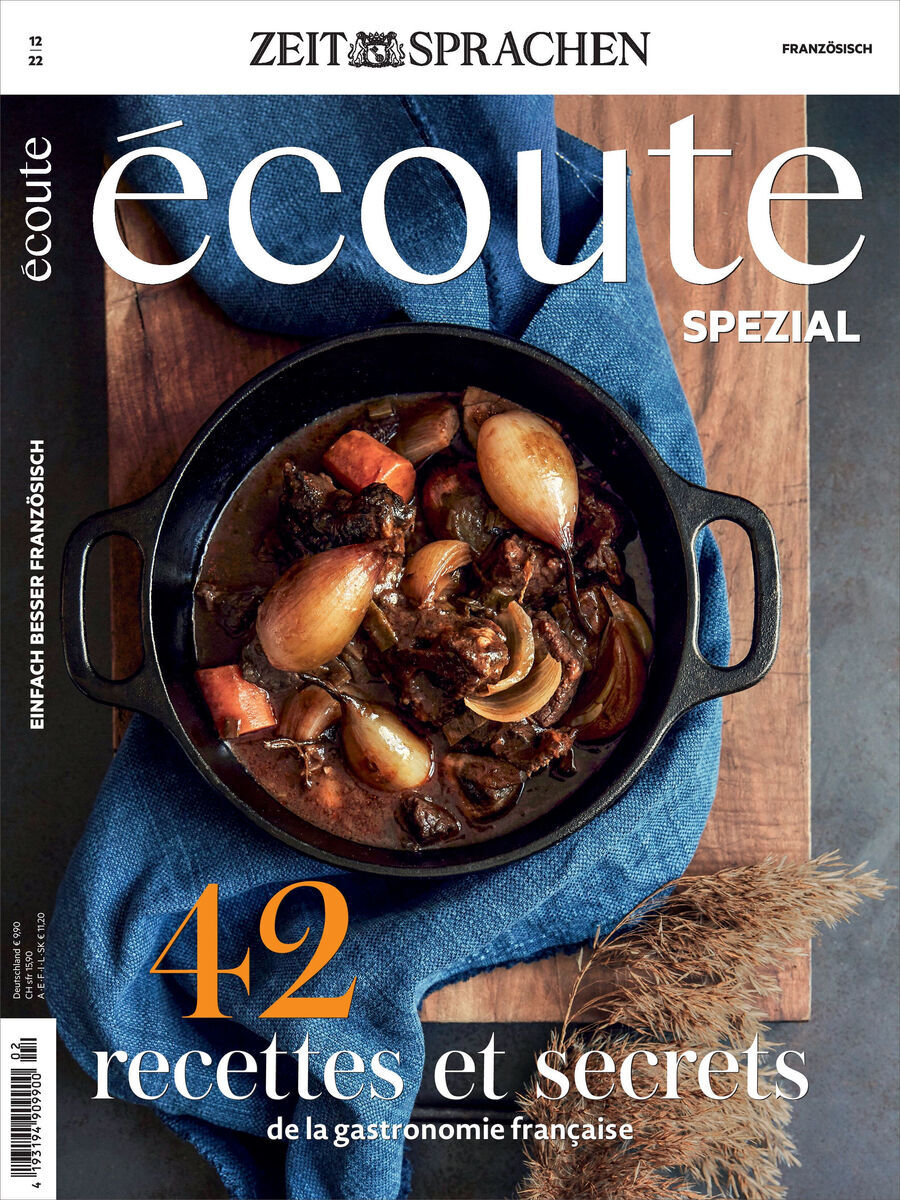 Das Cover der Sonderausgabe Écoute 12/2022 zeigt ein schwarzes Schmortopfgericht mit verschiedenen Gemüsesorten und Fleischstücken, präsentiert auf einem blauen Tuch. Der Titel 'écoute' steht oben in großen weißen Buchstaben. Im unteren Bereich befinden sich die Worte '42 Rezepte und Geheimnisse der französischen Gastronomie' in orangefarbenen Buchstaben.
