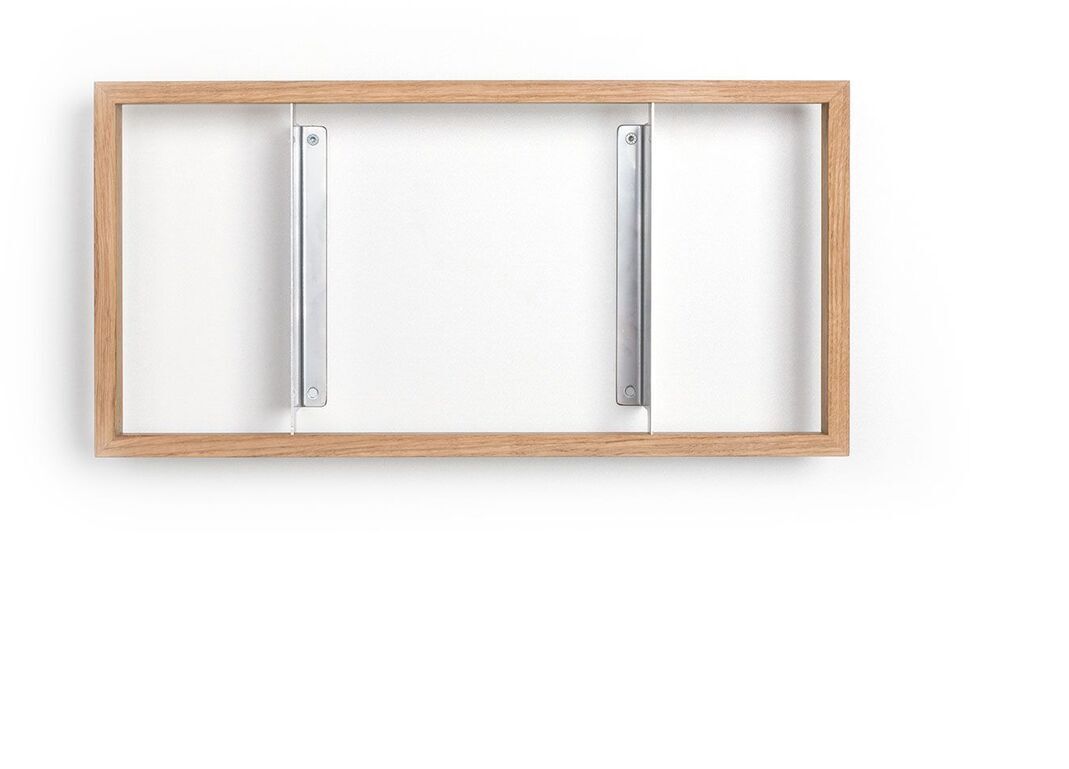 Ein rechteckiges Regal mit einem Rahmen aus Holz, weißen Rückwänden und silbernen Halterungen. Das Regal hat ein minimalistisches Design und könnte an einer Wand befestigt werden.