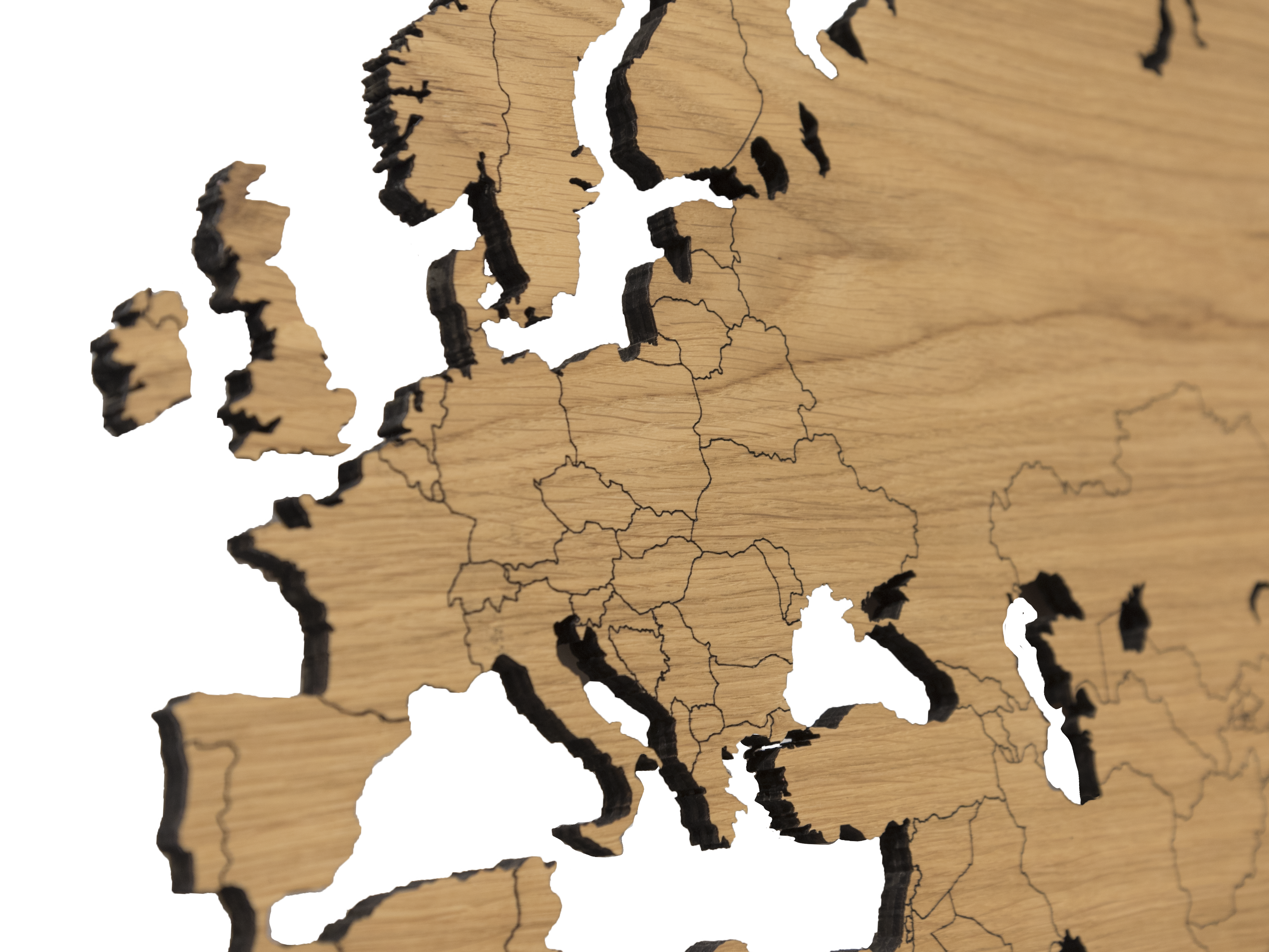 Weltkarte aus Eichenholz, zeigt detailliert die Grenzen europäischer Länder, rustikales, handgefertigtes Design, natürliche hellbraune Holzfarben mit schwarzen Akzenten.