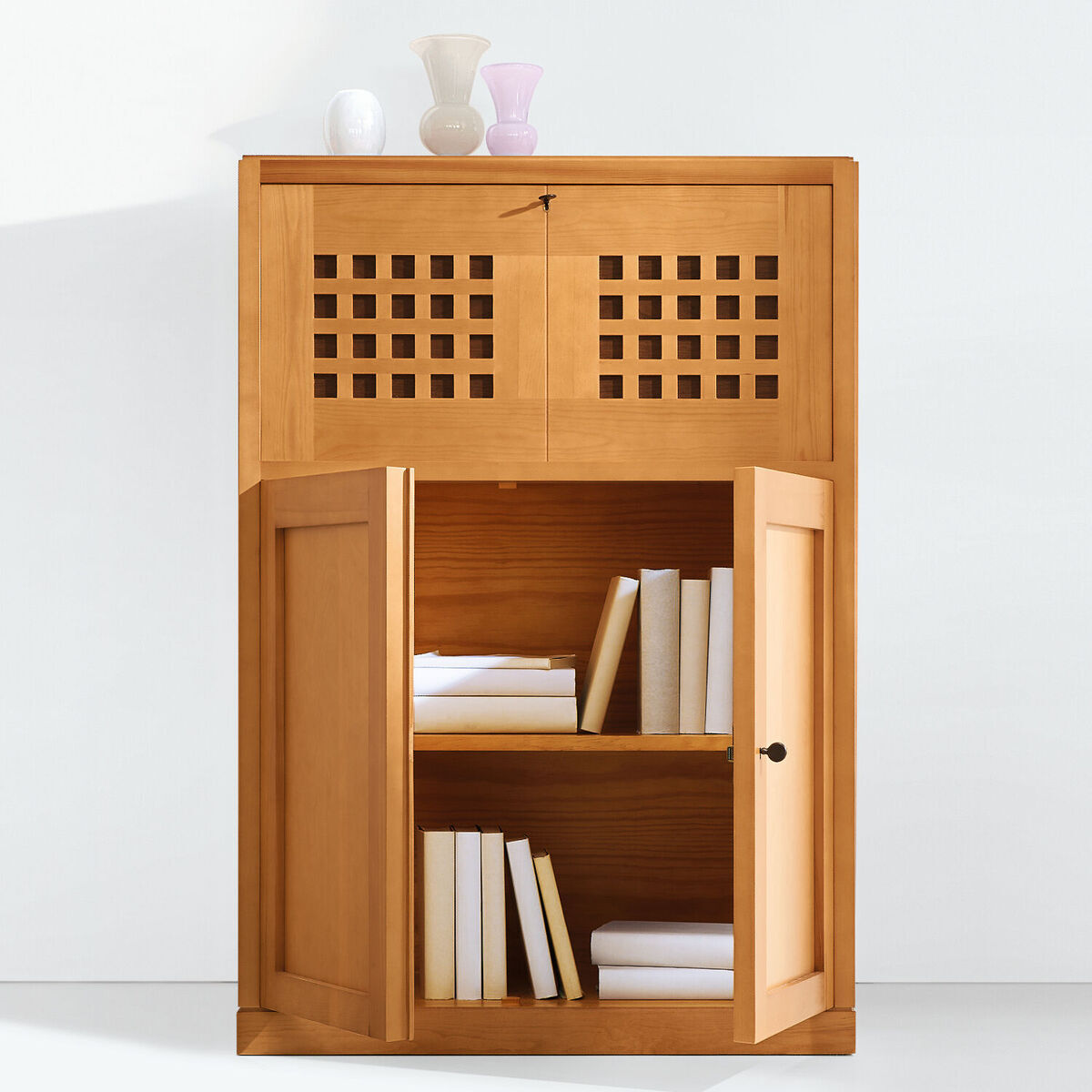 Hölzerner ZEIT-Sekretär von MARKTEX (Sonderedition) mit einer modernen, minimalistischen Ästhetik. Der Schrank hat zwei Gittertüren oben und zwei Holztüren unten, mit mehreren Fächern innen, die Bücher und andere Gegenstände aufbewahren können.