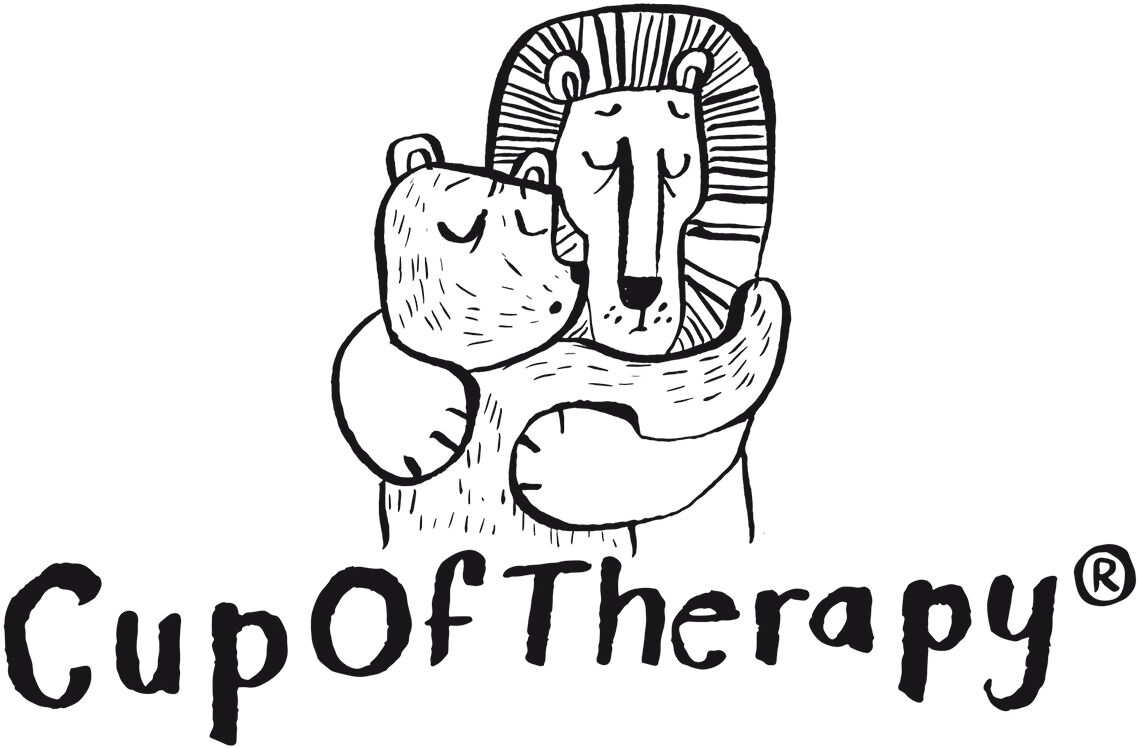 Illustration von einem Bären und einem Löwen, die sich umarmen, mit der Aufschrift 'Cup Of Therapy'.