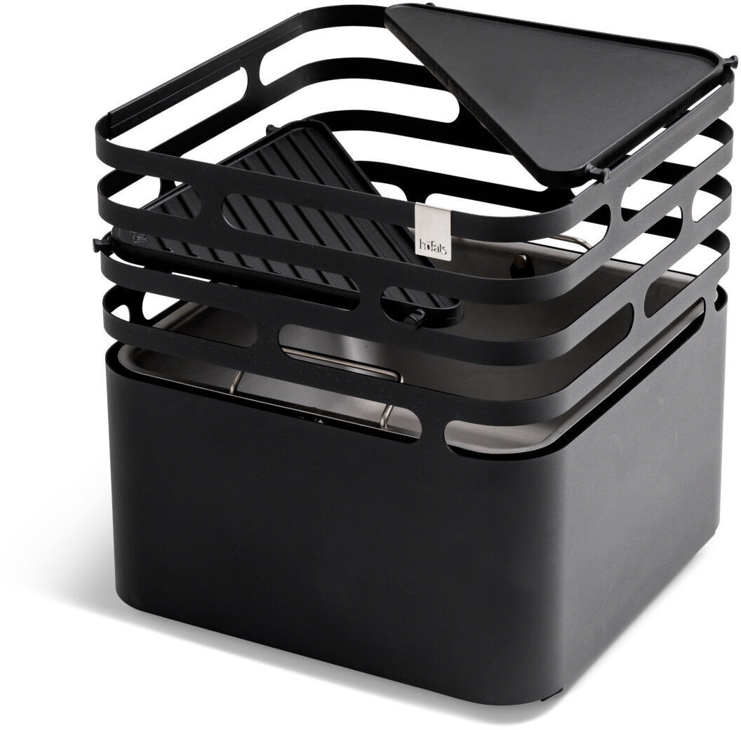 Schwarzer, würfelförmiger Grill der Marke »CUBE« mit integriertem Plancha-Aufsatz. Modernes Design mit geschichteten Gitterwänden und platzsparendem Aufbau.
