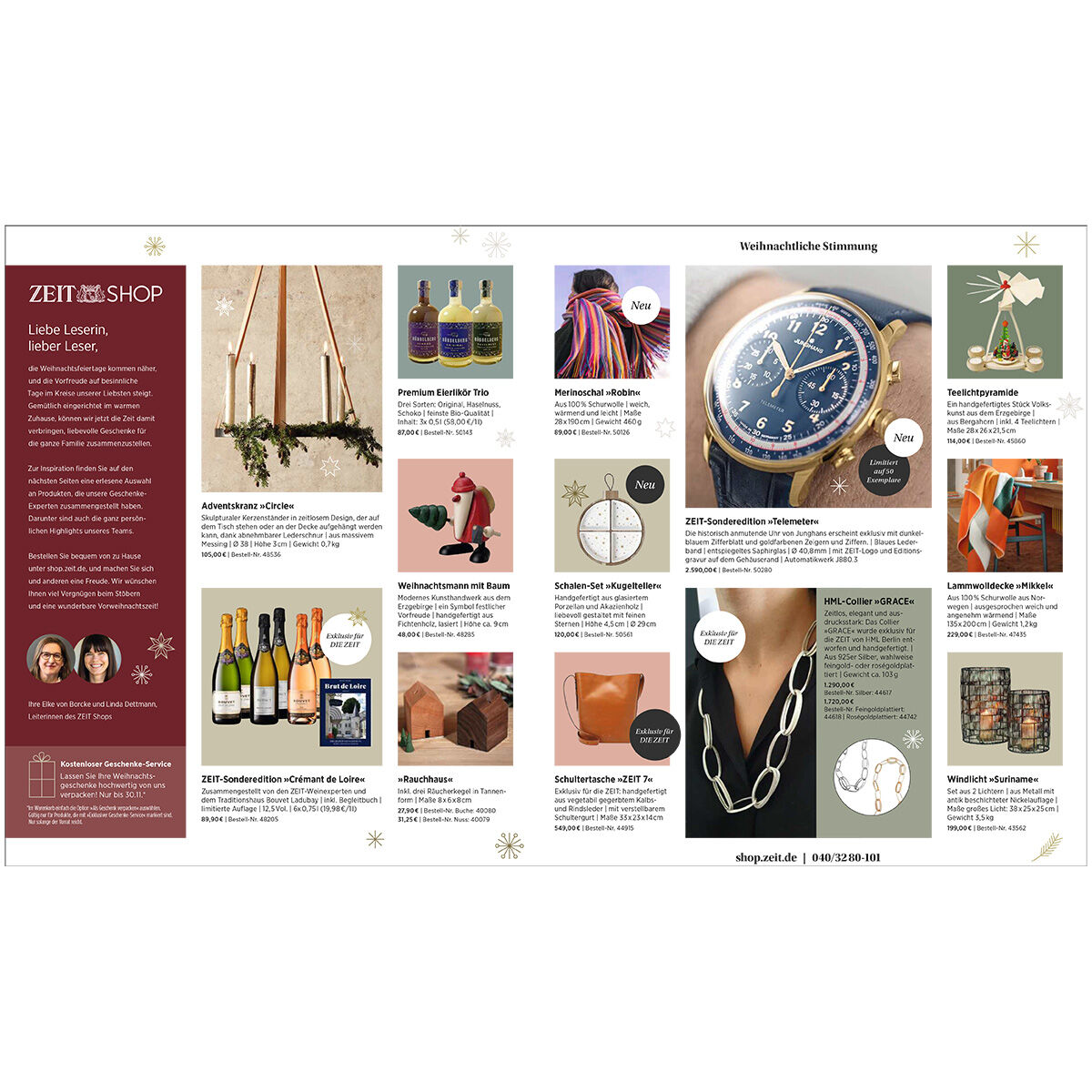 Katalogseite mit Geschenkideen für Weihnachten aus dem ZEIT Shop, darunter dekorative Adventsartikel, Uhren, Schmuck, Delikatessen, Wein und Accessoires. Die Gestaltung ist festlich mit roten, goldenen und weißen Akzenten sowie weihnachtlichen Motiven. Die Produkte sind übersichtlich angeordnet und bieten Inspiration für verschiedene Geschenk- und Dekorationsmöglichkeiten zur Advents- und Weihnachtszeit.