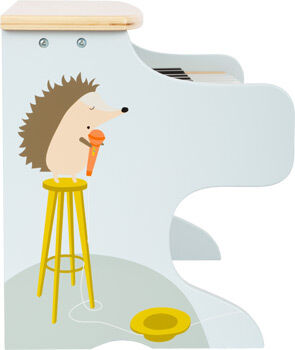 Holzklavier für Kinder mit einem stehenden Igel, der ein Mikrofon hält, auf einem gelben Hocker.