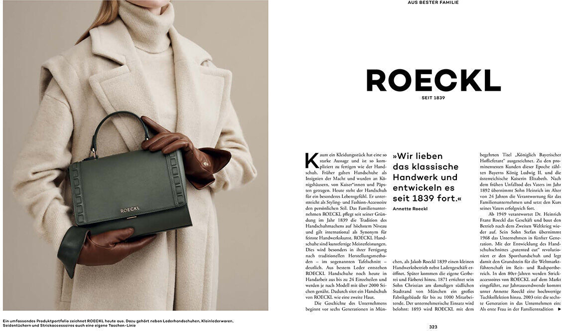 Bild eines Buches mit dem Titel 'Aus bester Familie'. Auf der linken Seite eine Fotografie einer Person, die eine grüne Lederhandtasche hält und einen beigen Mantel trägt. Auf der rechten Seite Text über die Marke Roeckl.