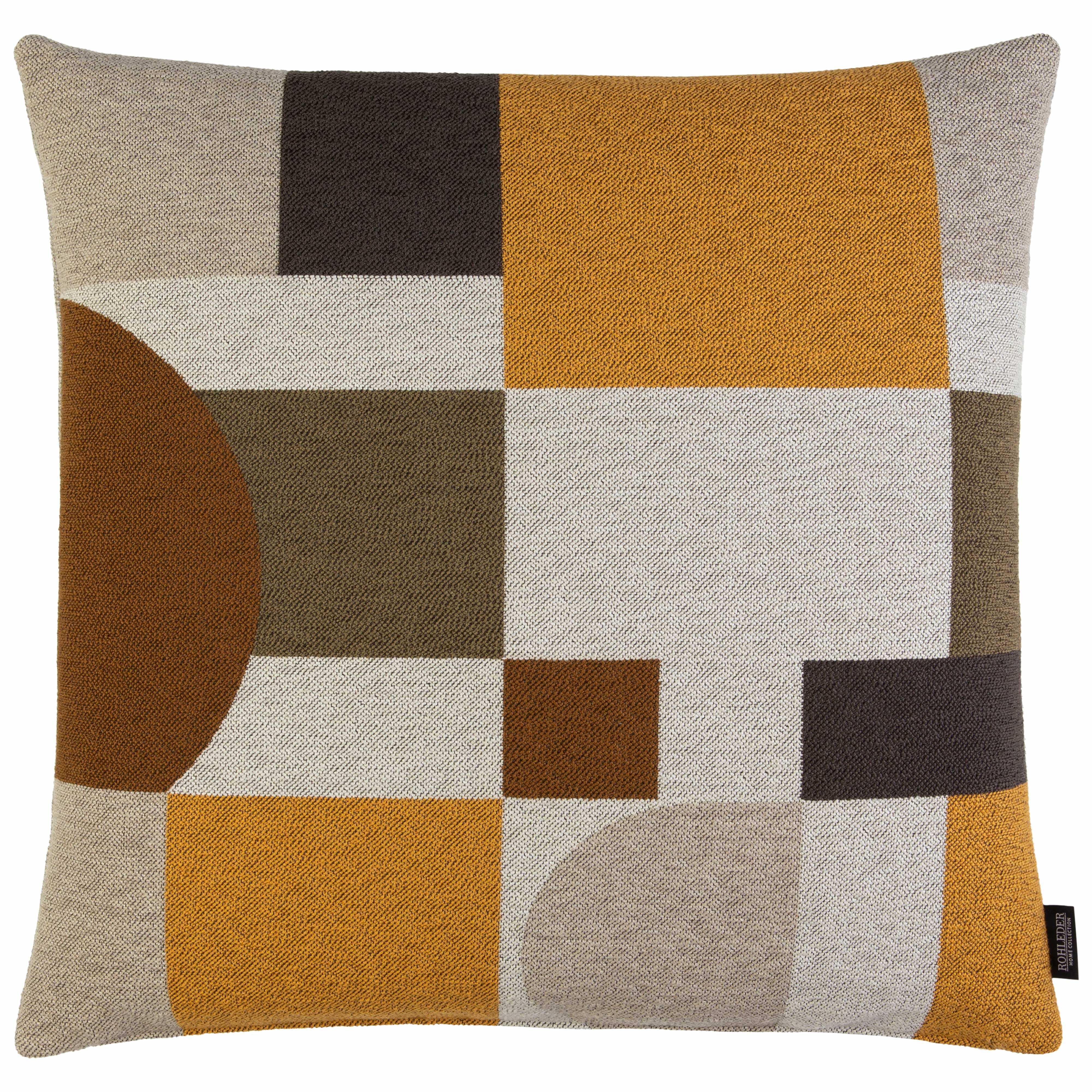 Ein Kissen mit einem geometrischen, abstrakten Design in den Farben Orange, Braun, Beige, Dunkelgrau und Weiß.