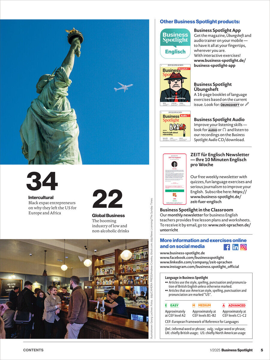 Seite eines Business-Magazins mit einem Foto der Freiheitsstatue, einem Flugzeug und einer Beschreibung interkultureller Themen. Menschen in einem Café. Verschiedene Produktangebote und App-Informationen von Business Spotlight.