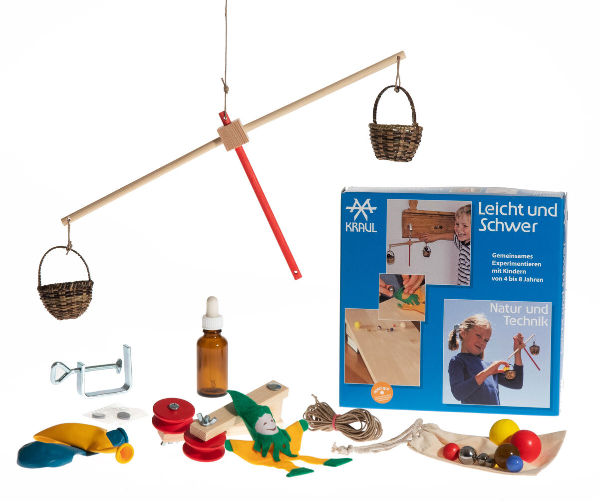 Experimentierkasten »leicht und schwer« zeigt physikalische Lernspielzeugartikel wie eine Waage mit Körben, verschiedene bunte Komponenten und eine Verpackungsschachtel mit Anleitungsbild.